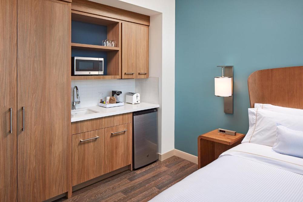 Guest Room, 1 King interior